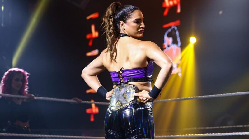 WWE: Braun Strowman attacca un hater di Raquel Gonzalez Raquel-Gonzalez-800x445